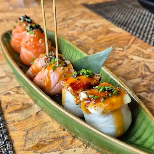 Especial Nakaza – peças especiais escolhidas pelo chef, com variedade de sushi preparado com ingredientes frescos.