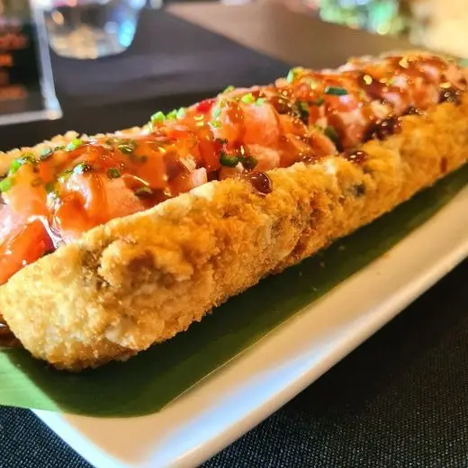 Super Hot Camarão do Sushi Nakaza – hot roll inteiro aberto com salmão, camarão, Filadélfia, molho agridoce e cebolinho.