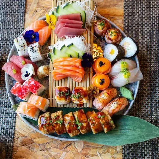 XPTO – combinação variada de sushi e sashimi selecionada pelo chef, servida com apresentação premium.