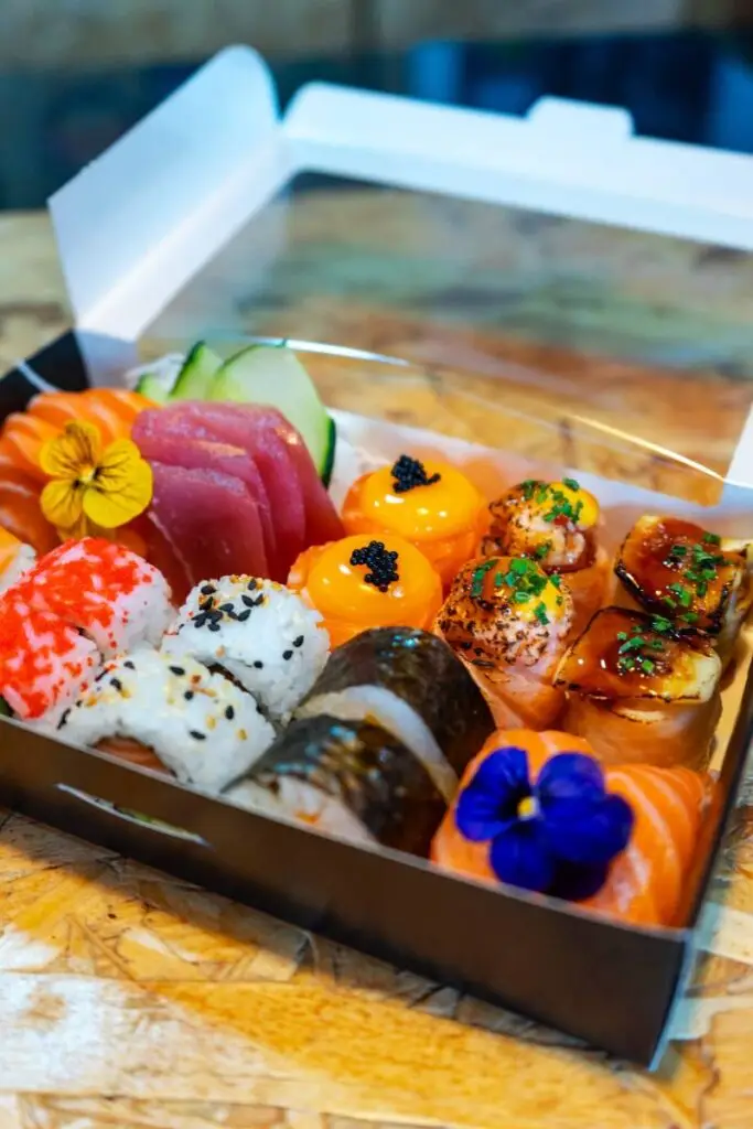 Caixa de sushi premium do Sushi & Restaurante Nakaza para take-away, com peças especiais e apresentação cuidada