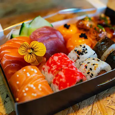 Caixa de sushi variado para take-away do Sushi & Restaurante Nakaza, com nigiris, makis e sashimi