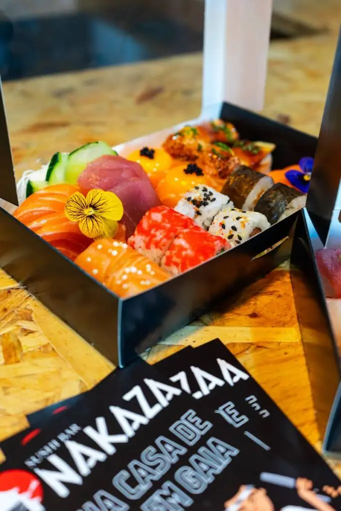 Caixa de sushi variado para take-away e delivery do Sushi & Restaurante Nakaza, com nigiris, makis e sashimi