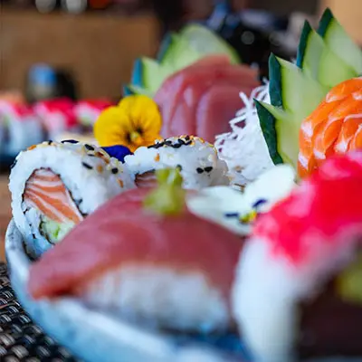 Close-up de sushi variado do Sushi & Restaurante Nakaza, com nigiris, makis e sashimi fresco