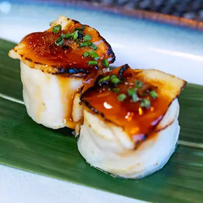 Gunkan de peixe branco grelhado com molho caramelizado e cebolinho, especialidade da casa no Sushi & Restaurante Nakaza