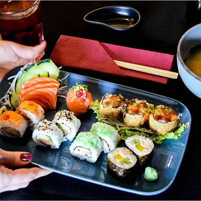 Menu de almoço do Sushi & Restaurante Nakaza, com seleção variada de sushi e pratos quentes
