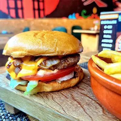 NakaBurger do Sushi & Restaurante Nakaza, hambúrguer artesanal servido com batatas fritas