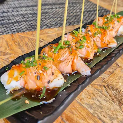 Peças especiais de sushi robata de camarão com molho teriyaki, servidas no Sushi & Restaurante Nakaza