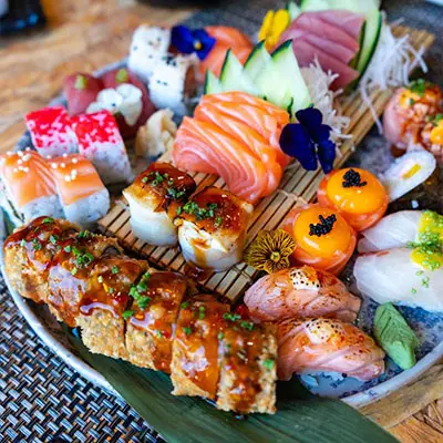 Prato de sushi variado do Sushi & Restaurante Nakaza, com sashimi, nigiris e rolls especiais