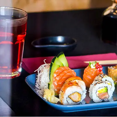 Prato do menu de almoço do Sushi & Restaurante Nakaza, com sushi variado servido em travessa
