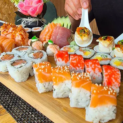 Prato premium de sushi do Sushi & Restaurante Nakaza, com nigiris de peixe fresco, rolls e apresentação cuidada