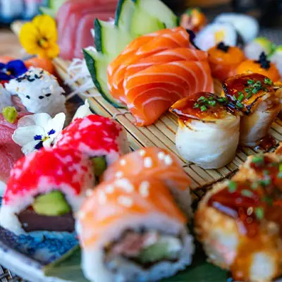 Prato xpto - freestyle de sushi do Sushi & Restaurante Nakaza, com seleção variada de nigiris, sashimi e peças quentes