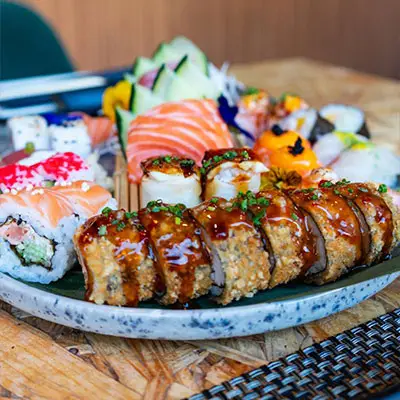 Prato xpto - freestyle muito pedido no Sushi & Restaurante Nakaza, com sushi variado, sashimi de salmão e peças especiais