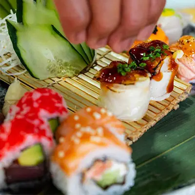 Preparação final de peças de sushi no Sushi & Restaurante Nakaza, com cuidado artesanal e apresentação elegante