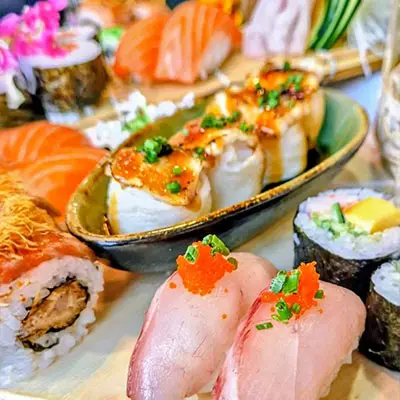 Seleção variada de sushi do Sushi & Restaurante Nakaza, com nigiris, rolls e peças especiais